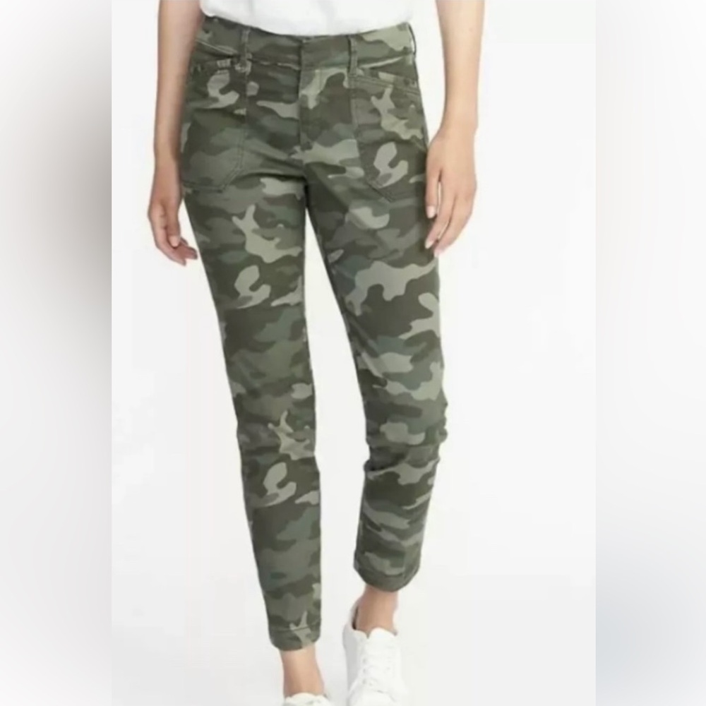 Old navy women’s chino pixie pant camo size 2